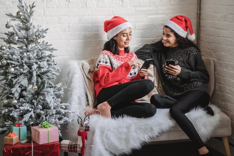 amigas-mujeres-navidad-utilizan-telefono_12661-2775957