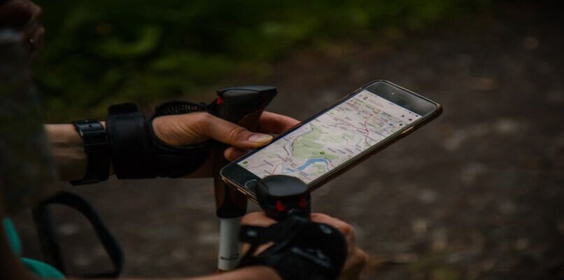 persona en bicicleta con mapas de google