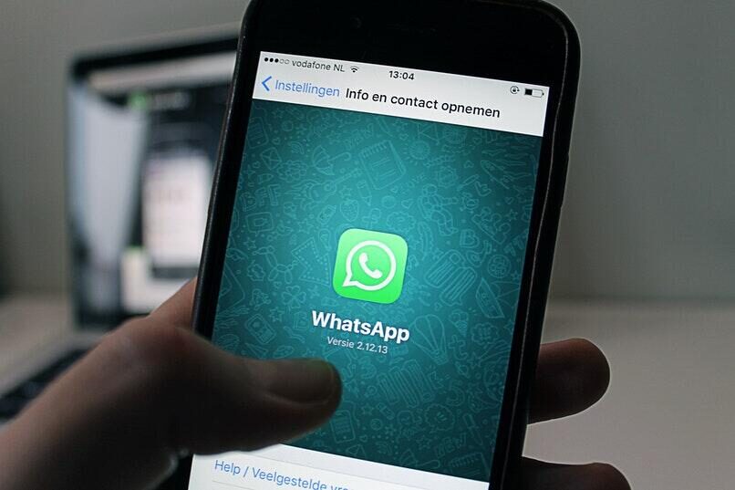 logotipo de whatsApp en un teléfono celular