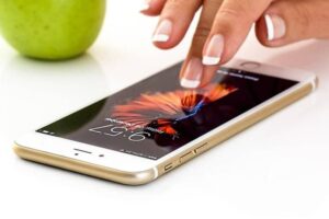 persona-pantalla-iphone_13209-3812146-9823322-jpg