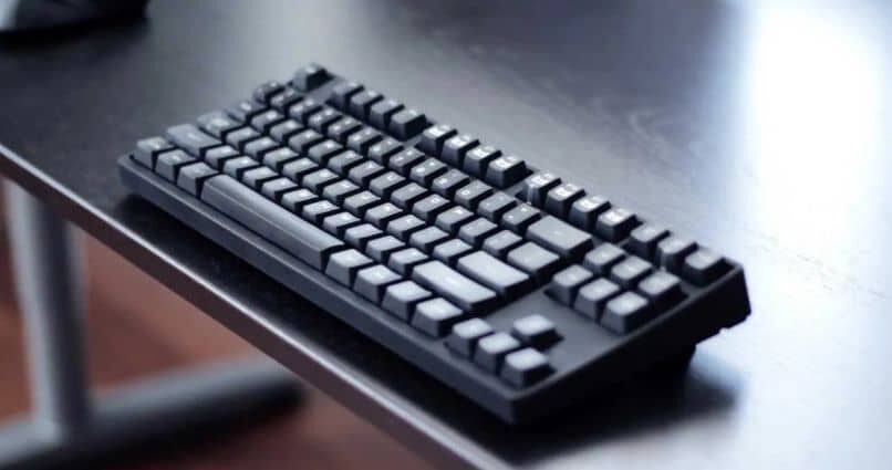 teclado en una mesa