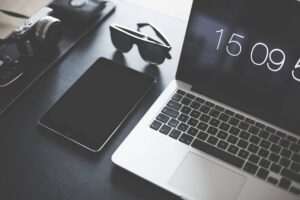 apple-laptop-oficina_14515-2665472-3052701-jpg