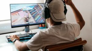 chico-gorra-blanca-juega-dota_13834-6650700-2510636-jpg