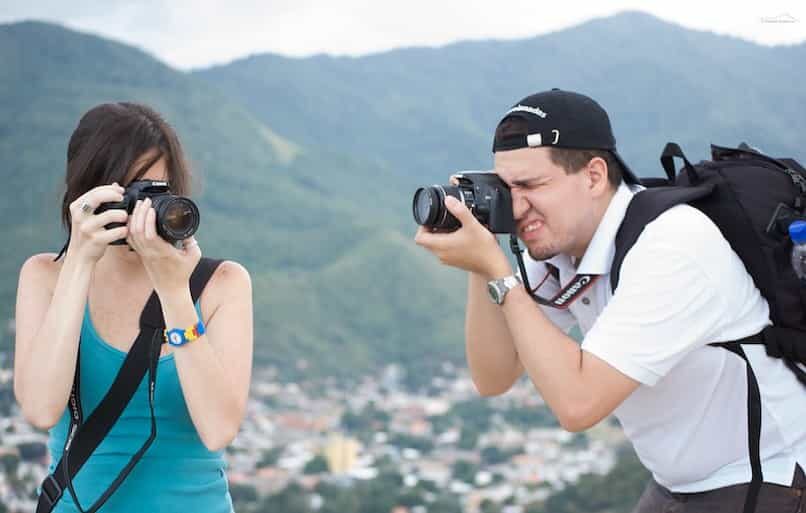 dos-personas-camaras-profesionales_14582-4908354