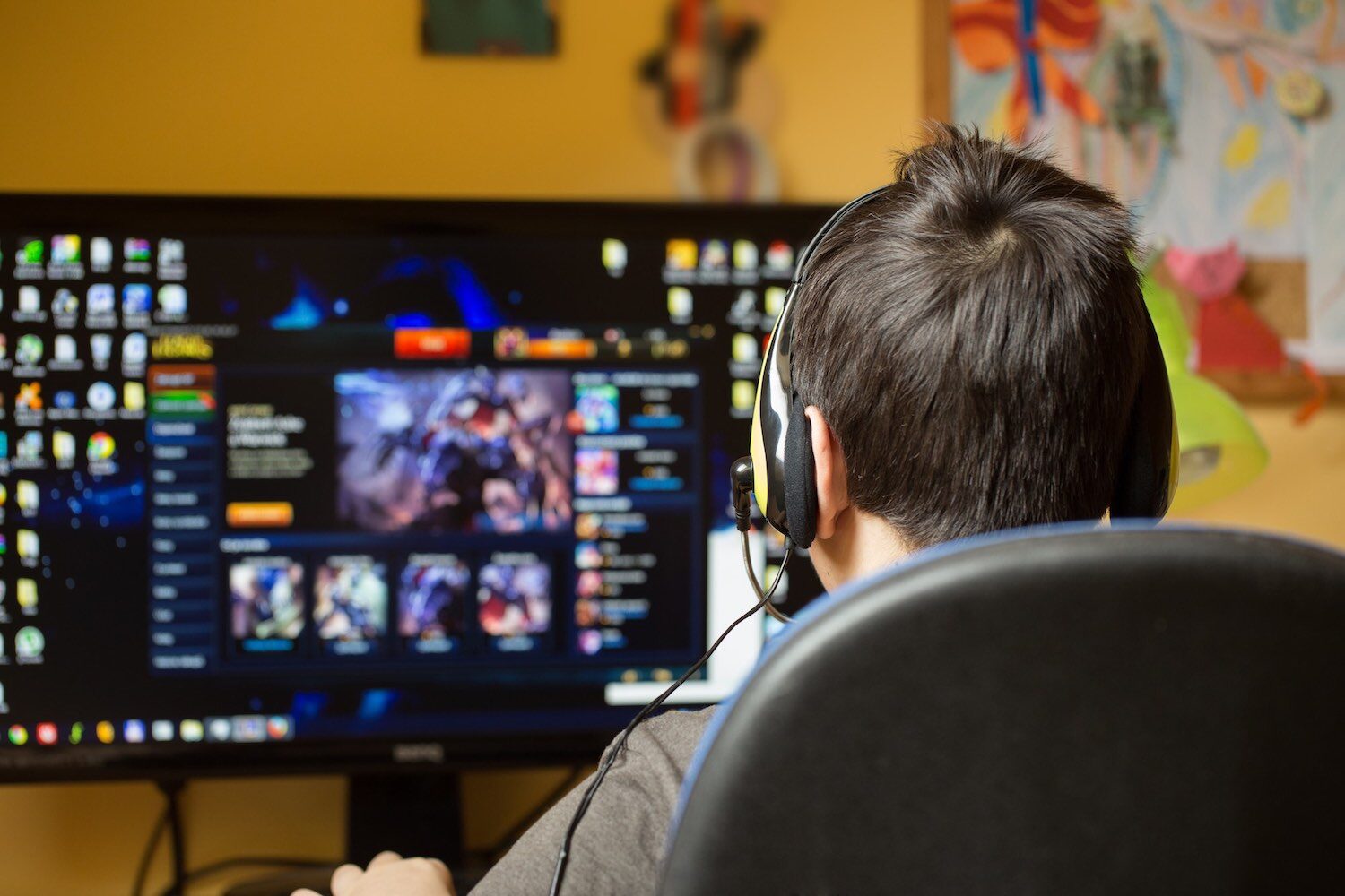 menino-usando-o-computador-em-casa-jogando-jogo