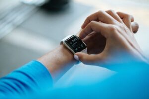 persona-usando-smartwatch_15097-1703977-9173260-jpg
