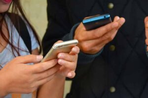 personas-utilizan-celulares_14373-7374911-3410051-jpg