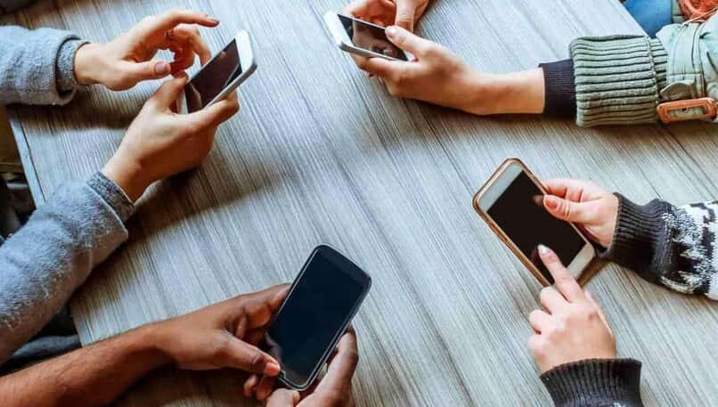 personnes-utilisant-des-téléphones-de-groupe_13750-8979958