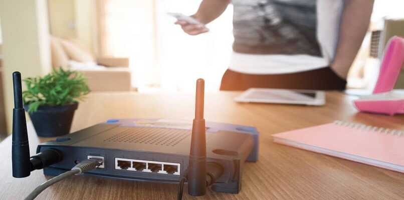 router-persona-sala_14020-2953832