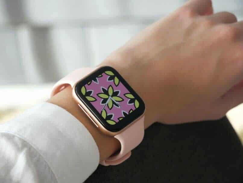 montre intelligente sur une fille