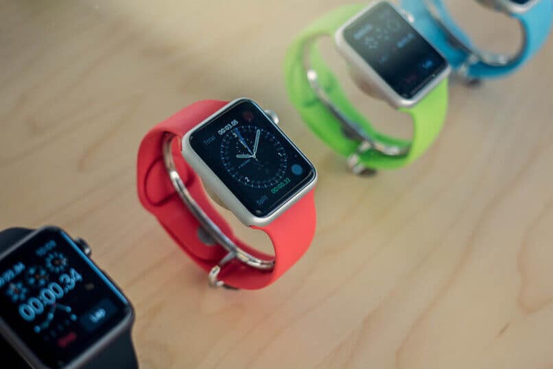 varios smartwatch de diferentes colores