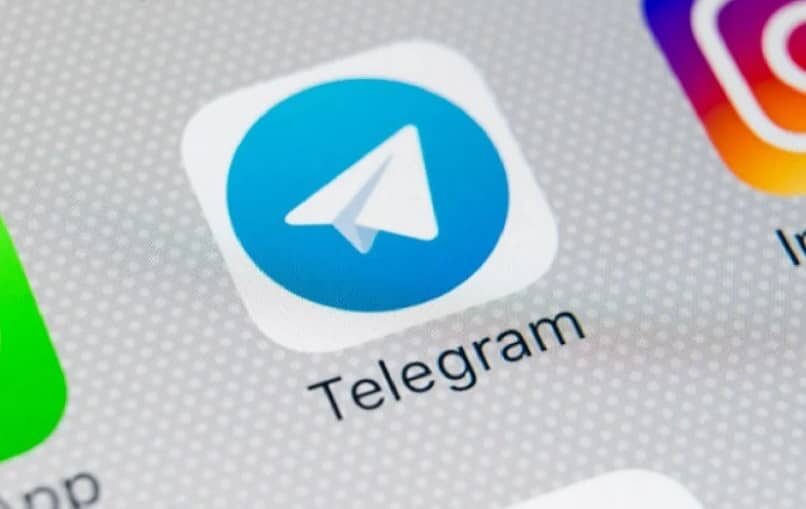 telegram-aplicacion-pantalla_13939-9402769