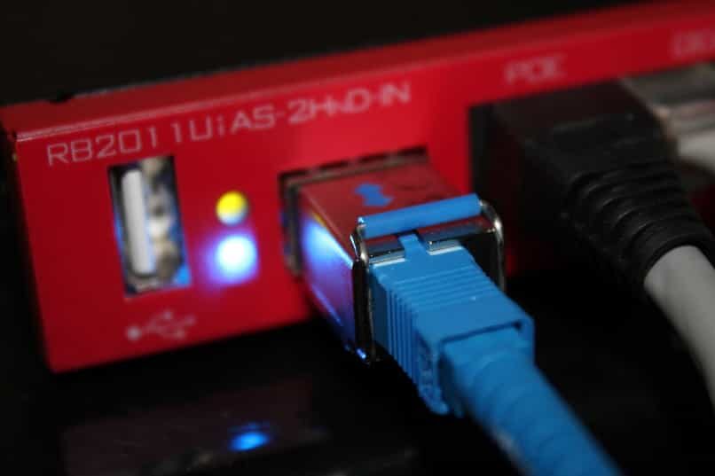tres-cables-conectados-routher-color-rojo_13771-9265980