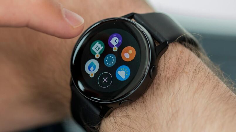 usuario de smartwatch negro