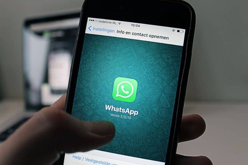 smartphone con whatsapp in mano