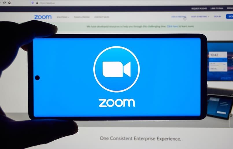el zoom permanece conectando la pantalla